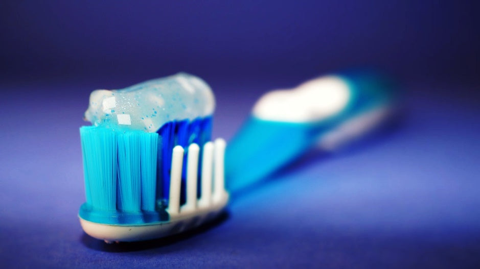 Devez-vous utiliser du charbon actif organique pour vous brosser les dents ?