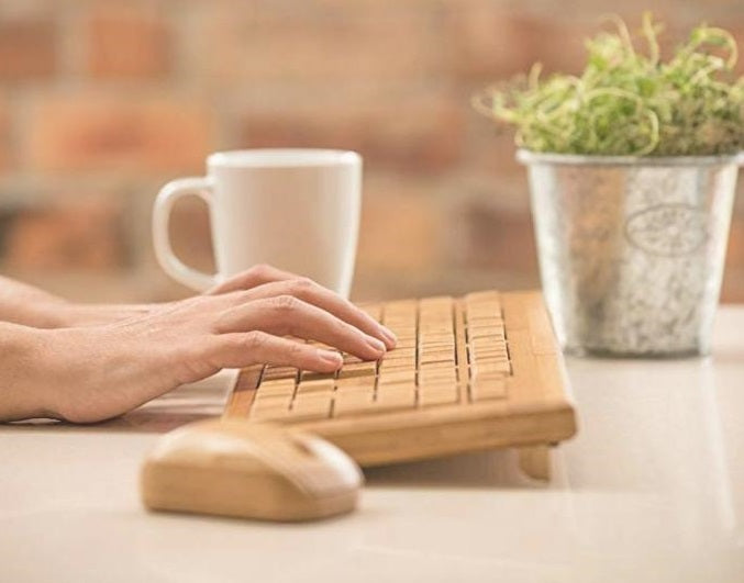 Un clavier en bois pour Mac et PC. Invitez la nature au bureau !