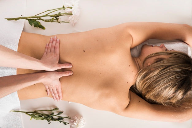 Huile essentielle massage : avantages, usage, précautions