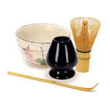 Service à thé Matcha  Ces bols en céramique japonaise et leurs accessoires en bambou sont parfaits pour préparer votre thé Matcha.    Ce coffret contient :    1 bol design en céramique japonaise 1 cuillère en bois de bambou 1 fouet en bois de bambou  1 support en céramique pour le fouet en bambou Tolère le lave-vaisselle et au micro-ondes. 4 décorations de céramique disponible