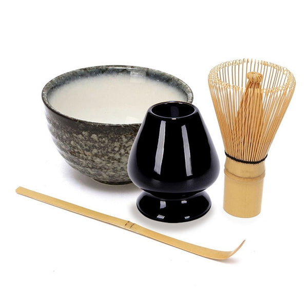 Service à thé Matcha  Ces bols en céramique japonaise et leurs accessoires en bambou sont parfaits pour préparer votre thé Matcha.    Ce coffret contient :    1 bol design en céramique japonaise 1 cuillère en bois de bambou 1 fouet en bois de bambou  1 support en céramique pour le fouet en bambou Tolère le lave-vaisselle et au micro-ondes. 4 décorations de céramique disponible