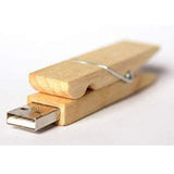 Une clé USB dans une pince à linge en bois ! Originale et très drôle, cette clé USB en bois pince à linge est réalisée dans une matière écologique, durable et recyclable. Vous utiliserez la clé USB en bois la plus amusante qui fera des jaloux au bureau !
