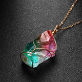 Collier couleur Or orné d'un cristal de roche brut et majestueux.