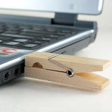 Une clé USB dans une pince à linge en bois ! Originale et très drôle, cette clé USB en bois pince à linge est réalisée dans une matière écologique, durable et recyclable. Vous utiliserez la clé USB en bois la plus amusante qui fera des jaloux au bureau !
