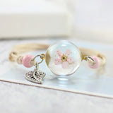 Superbe bracelet Nature et Zen. Une bulle de cristal referment des fleurs naturelles.