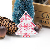 Superbes décorations de Noël artisanales en bois, réalisées et peintes à la main. Les de 12 pièces, vous aurez le choix entre les sapins, les étoiles ou les cœurs, de couleur blanc ou rouge  De quoi donner une touche artisanale à votre sapin de Noël !