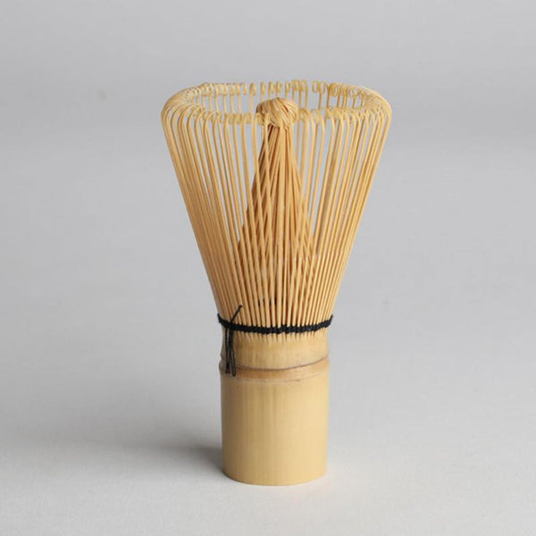 Fouet en bambou pour Thé Matcha  Utilisez notre fouet en bambou pour fouetter le thé matcha dans un bol. 