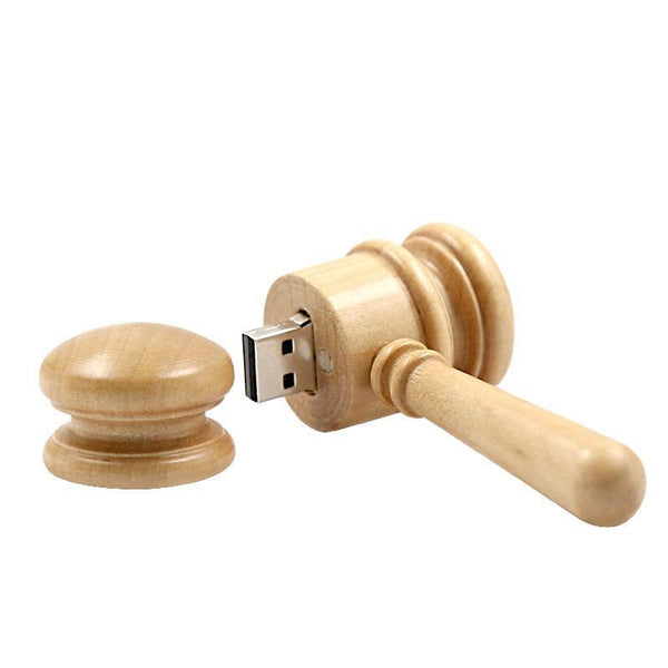 Clé USB en bois sculpté, représentant le marteau du juge au tribunal ou du commissaire priseur dans une salle de vente aux enchères.  Clé USB en bois vernis et sculptée 
